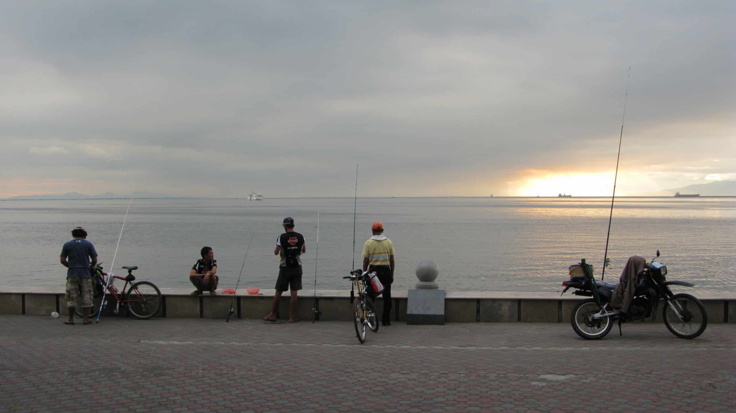 People fishing along the cleaner side of Manila Bay. Photo: Wikimedia Commons.