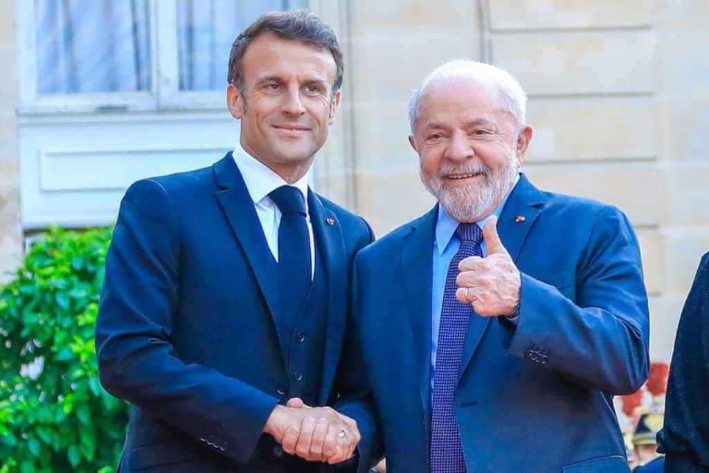 Lula and Emmanuel shake hands during a visit by the French President in Brazil in March 2024